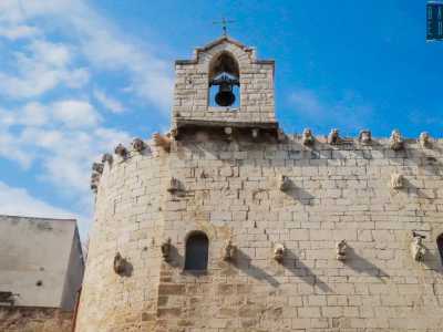 Corona il tutto un piccolo campanile a vela